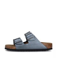 Twee-band slippers van zacht blauw leer met een kurken voetbed en een zwarte rubberen zool. Voorzien van glanzende zilveren gespen op elke band.