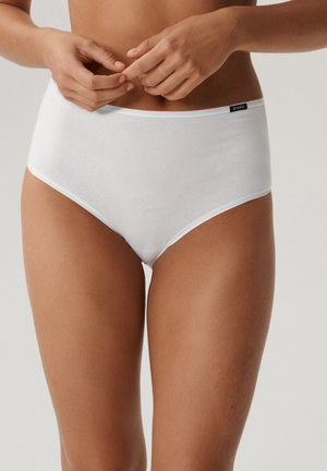 Białe majtki o wysokim stanie wykonane z miękkiej, gładkiej tkaniny. Charakteryzują się prostym wzornictwem, subtelnym logo na gumce i minimalnym przeszyciem.