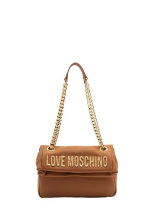 Brązowa torebka Love Moschino z uchwytami z złotego łańcuszka i dużymi złotymi literami na przedniej klapie.