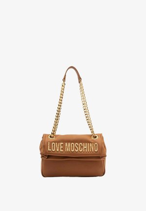 Brązowa torebka Love Moschino z uchwytami z złotego łańcuszka i dużymi złotymi literami na przedniej klapie.