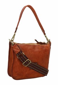 Leren schoudertas in bruin met een gladde textuur, voorzien van een ritsluiting en een gevlochten strap met een patroonaccent en gouden hardware.