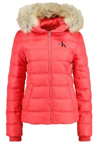 Rode gewatteerde jas met een capuchon gevoerd met nep bont. Voorzien van een doorgestikt ontwerp, ritssluiting en zijzakken. Logo op het linkerborstgebied.