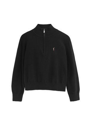 Zwart zip-neck trui met een geribde kraag en manchetten, voorzien van een klein, lichtgekleurde logo op de linkerkant van de borst. Zachte, gebreide textuur.