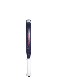 Cricketschläger mit einem dunkelblauen Griff, weißem Griffband, roten und silbernen Grafiken sowie einer glatten Oberfläche. Besitzt ein konisches Design und Logodetails.