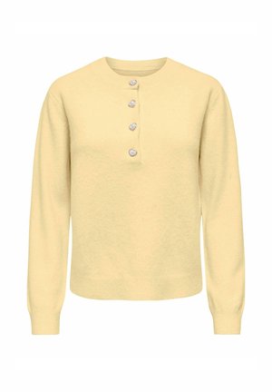 Svetlo rumen pulover z dolgimi rokavi in okrolim izrezom, s petimi okrasnimi gumbi po sredini ter rebrastimi manšetami in spodnjim robom.