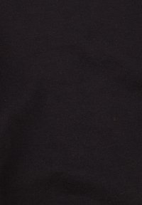 Črna raztegljiva tkanina z gladko teksturo, ki prikazuje drobno rebrajenje. Površina kaže minimalne barvne variacije in subtilne dlake.