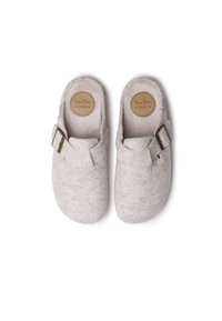 Pantofole in lana grigia con una texture morbida, forma arrotondata e un accento in metallo regolabile. Plantari etichettati per un comfort aggiuntivo.