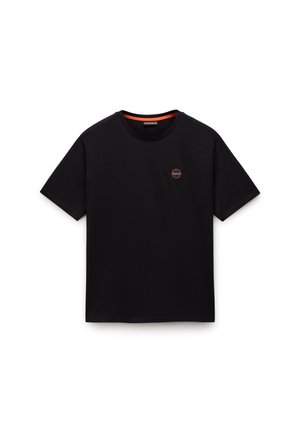 Schwarzes kurzärmliges T-Shirt aus weichem Baumwollmaterial. Es hat einen runden Halsausschnitt mit orangefarbenen Akzenten und ein kleines gedrucktes Logo auf der Brust.