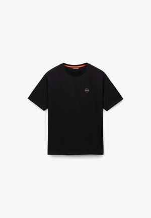 T-shirt nera a maniche corte realizzata in cotone morbido. Presenta un collo rotondo con dettagli arancioni e un piccolo logo stampato sul petto.