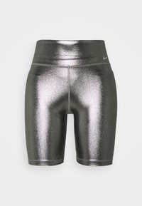 Shorts de cycliste taille haute argent métallisé brillant avec un petit logo Nike sur la hanche gauche et des détails de coutures visibles.