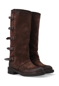 Hnědé semišové kozačky ke kolenům s nízkým podpatkem, vybavené pěti nastavitelnými koženými pásky na vnější straně pro pevné uchycení.