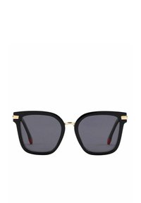 Sorte solbriller med firkantet form, grå linser, gyldne metal aksenter på rammen og sorte templer med røde spidser.