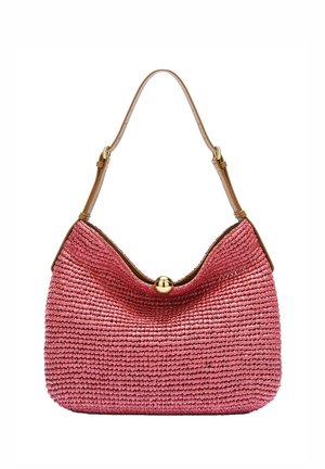 Rosa gewebte Schultertasche mit braunem verstellbarem Riemen und goldfarbener runder Verschlussklappe oben in der Mitte.