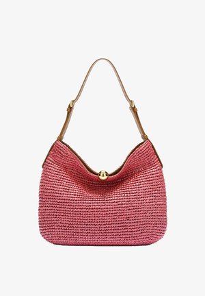 Sac à épaule tissé rose avec une sangle réglable marron et une fermeture à boucle ronde dorée au centre supérieur.