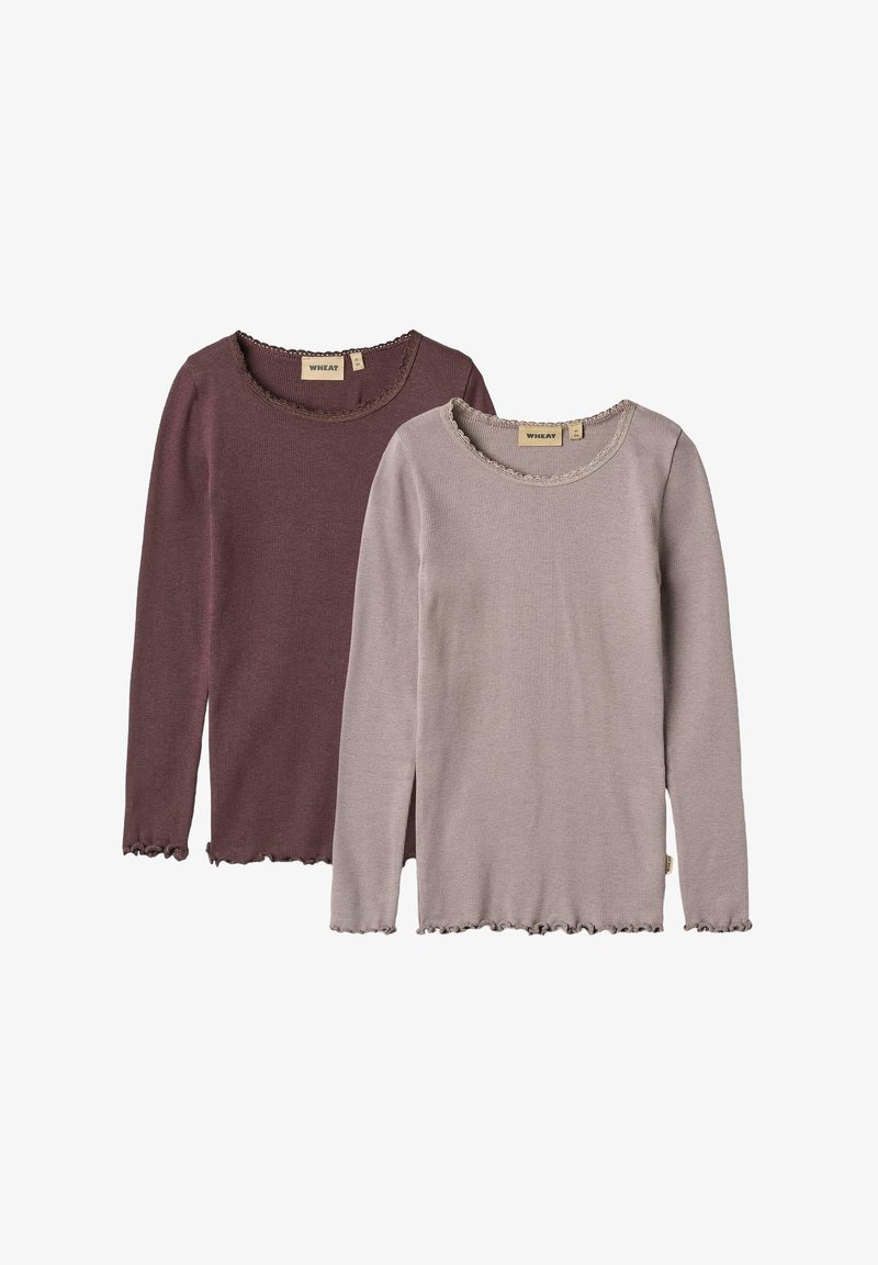 Dos blusas de punto acanalado de manga larga con bordes ondulados, una de un tono malva oscuro y otra de un gris claro, etiquetadas con etiquetas "WHEAT" en el interior de los cuellos.