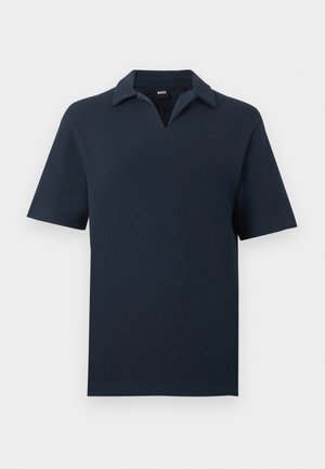 Marineblaues Polohemd mit kurzen Ärmeln, texturiertem Stoff und offenem Kragen, auf schlichtem hellem Hintergrund dargestellt.