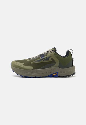 Le scarpe da trail running presentano una tomaia in rete verde con accenti grigi, una suola intermedia grigia spessa e una suola esterna testurizzata blu con il marchio Vibram.