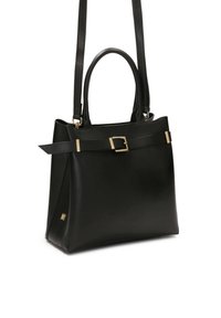 Borsa tote nera in pelle con doppi manici, una tracolla rimovibile e un dettaglio frontale a cintura con una fibbia dorata. Texture liscia, design strutturato.
