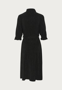 Robe noire avec un col, des manches trois-quarts et une ceinture à nouer à la taille. Tissu texturé avec une jupe fluide. Bords de manches volants.