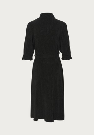 Svart klänning med krage, trekvartsärmar och knytbälte i midjan. Texturerad tyg med en flödande kjol. Volangkanter på ärmarna.