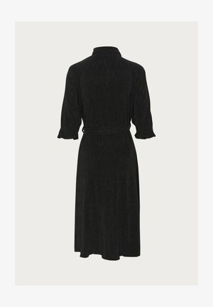 Zwarte jurk met een kraag, driekwart mouwen en een strikceintuur in de taille. Getextureerde stof met een vloeiende rok. Gerimpelde mouwranden.