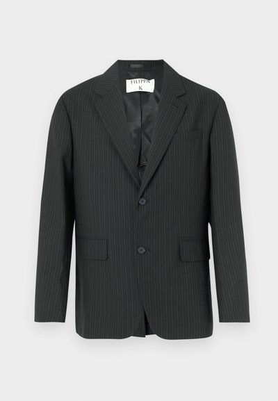 Čierne sako s tenkými prúžkami, jednoradové zapínanie, dve predné vrecká, výrezové klopy a hladká saténová podšívka.