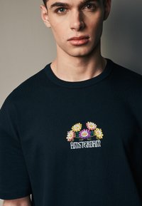 Next NATURE GRAPHIC - Apdrukāts T-krekls - black flower embroidery