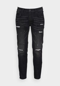 Jeans de mezclilla negra con detalles desgastados, que incluyen rasgaduras y parches descoloridos. Diseñados con un corte ajustado y el clásico estilo de cinco bolsillos.