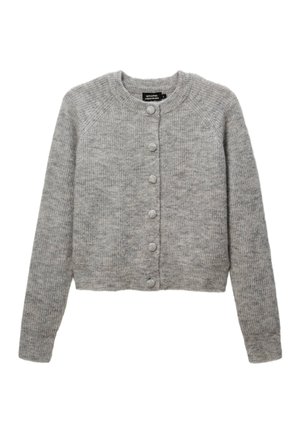 Cardigan en maille gris clair avec manches longues, encolure ronde, et six boutons recouverts de tissu sur le devant.