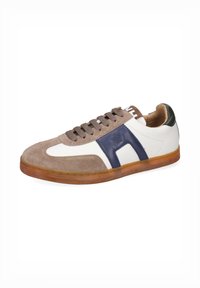 Zapatillas con una puntera de ante marrón, cuerpo de cuero blanco, detalles en azul marino y suela de goma. Presentan cordones marrones y logotipos cosidos.