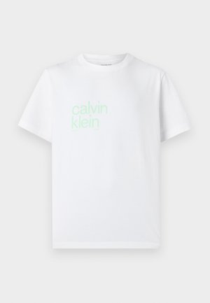 Λευκό βαμβακερό μπλουζάκι με κοντά μανίκια. Φέρει το λογότυπο "calvin klein" σε ανοιχτό πράσινο χρώμα τυπωμένο μπροστά. Τυπικός σχεδιασμός με στρογγυλή λαιμόκοψη.