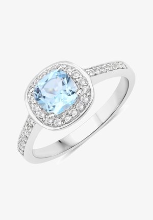 Zilveren ring met een kussen geslepen lichtblauwe steen, omringd door kleine heldere stenen. Gladde band met sprankelende accenten langs de zijkanten.