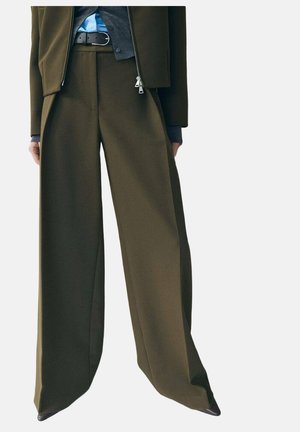 - Spodnie materiałowe