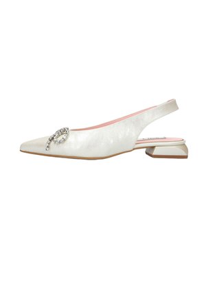 Witte satijnen slingback platte schoen met puntige neus en strass lusversiering aan de zijkant, lage schuine geometrische hak.