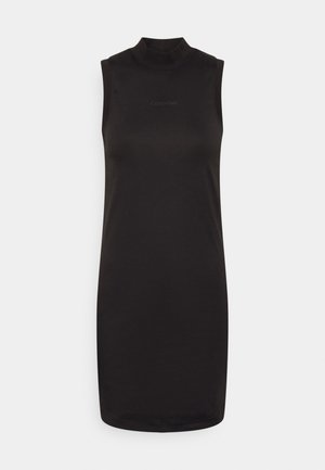 Czarna sukienka bez rękawów z wysokim kołnierzem, wykonana z miękkiego materiału, z delikatnym logo Calvin Klein na środku. Prosty, minimalistyczny design.
