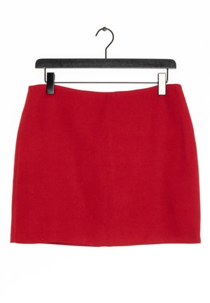 Jupe mini A-line rouge suspendue à un cintre noir. Le tissu semble lisse avec un léger éclat, présentant un ourlet net et sans motifs visibles.