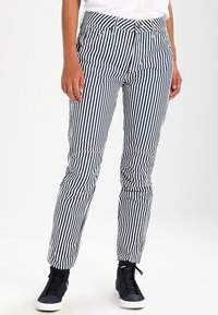 Randiga byxor i marinblått och vitt, med slim fit, fem fickor, bälteshällor och synlig sömnad. Texturerad tyg med slät yta.