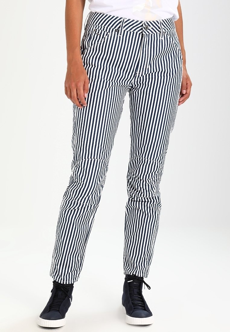 Randiga byxor i marinblått och vitt, med slim fit, fem fickor, bälteshällor och synlig sömnad. Texturerad tyg med slät yta.