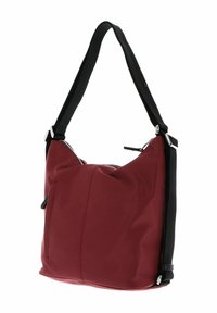 Borsa a spalla sintetica rossa con forma morbida, tracolla nera regolabile e accessori in argento. Presenta una tasca laterale e chiusura con zip.