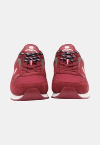 Röda sneakers med en blandning av texturerad mocka och mesh, med svarta accenter, vit sula och distinkta mönstrade snören.