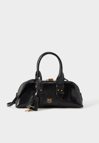Μαύρη δερμάτινη γυναικεία τσάντα με στρογγυλεμένο σχήμα, διπλές πάνω λαβές, χρυσές λεπτομέρειες και αποσπώμενη ταμπελίτσα. Διαθέτει κλείσιμο με φερμουάρ και υφή με ανάγλυφο φινίρισμα.