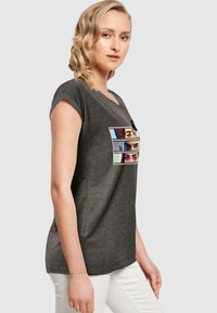 Merchcode THINKING COMIC EXTENDED SHOULDER TEE - T-shirts print - charcoal