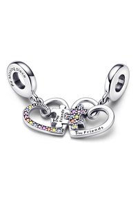 Charm en forme de pièce de puzzle en argent présentant deux cœurs entrelacés avec des pierres colorées. Texte gravé "Vrais Amis" sur les deux pièces.