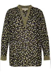 Chemise noire à manches longues à motif floral avec des fleurs blanches et jaunes, un décolleté en V bordé d'un motif et des poignets boutonnés. Tissu léger et transparent.
