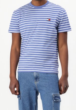 Blå og hvide stribet t-shirt med korte ærmer, rund halsudskæring og en lille Tommy Hilfiger-logo på venstre bryst. Bomuldsmateriale.