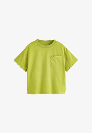 Krótki rękaw, limonkowa koszulka z karbowanymi krawędziami na rękawach i kieszeni, okrągły dekolt i luźny krój.