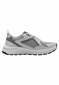 Chaussure de sport grise et blanche avec tige en maille, système de laçage proéminent, col rembourré et semelle texturée pour une adhérence.