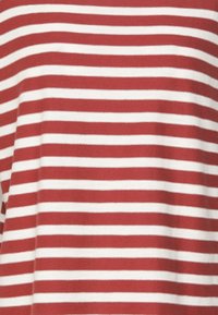 Tessuto a righe rosse e bianche con linee orizzontali. Il materiale sembra soffice e leggero, presentando un motivo semplice e classico.