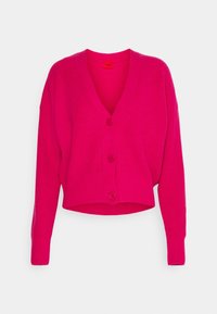 Różowy krótki kardigan z dekoltem w serek, o fakturze prążkowanej i pięcioma guzikami z przodu. Prosty, lekki fason.