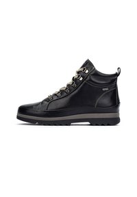 Bottines montantes noires en cuir imperméable avec semelle grise, œillets en métal et design à lacets. Fini texturé avec un col rembourré.